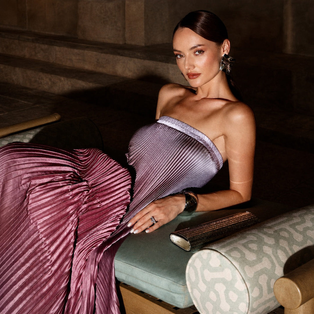 Vestido tomara que caia rosa moderno, com caimento elegante, perfeito para moda feminina de verão.