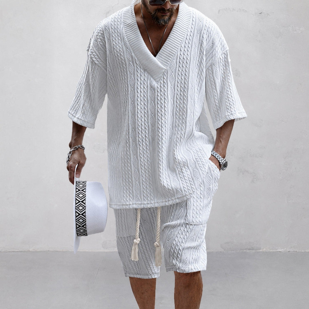 Conjunto masculino de verão com camisa leve e shorts, proporcionando conforto e estilo para dias quentes e praia.