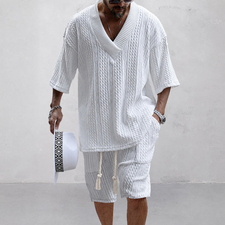 Conjunto masculino de verão com camisa leve e shorts, proporcionando conforto e estilo para dias quentes e praia.