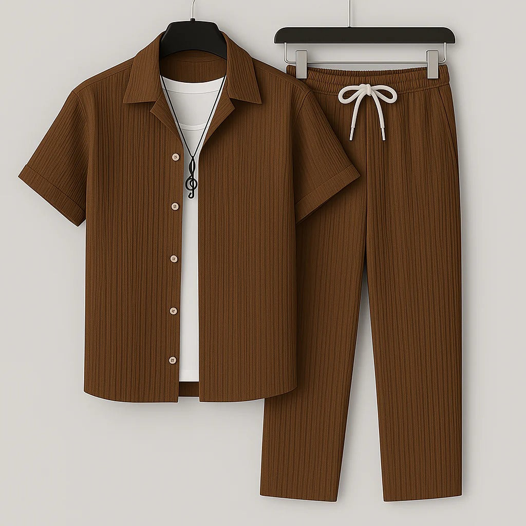 Conjunto masculino listrado elegante para verão. Peça de roupa casual e confortável, ideal para dias quentes.