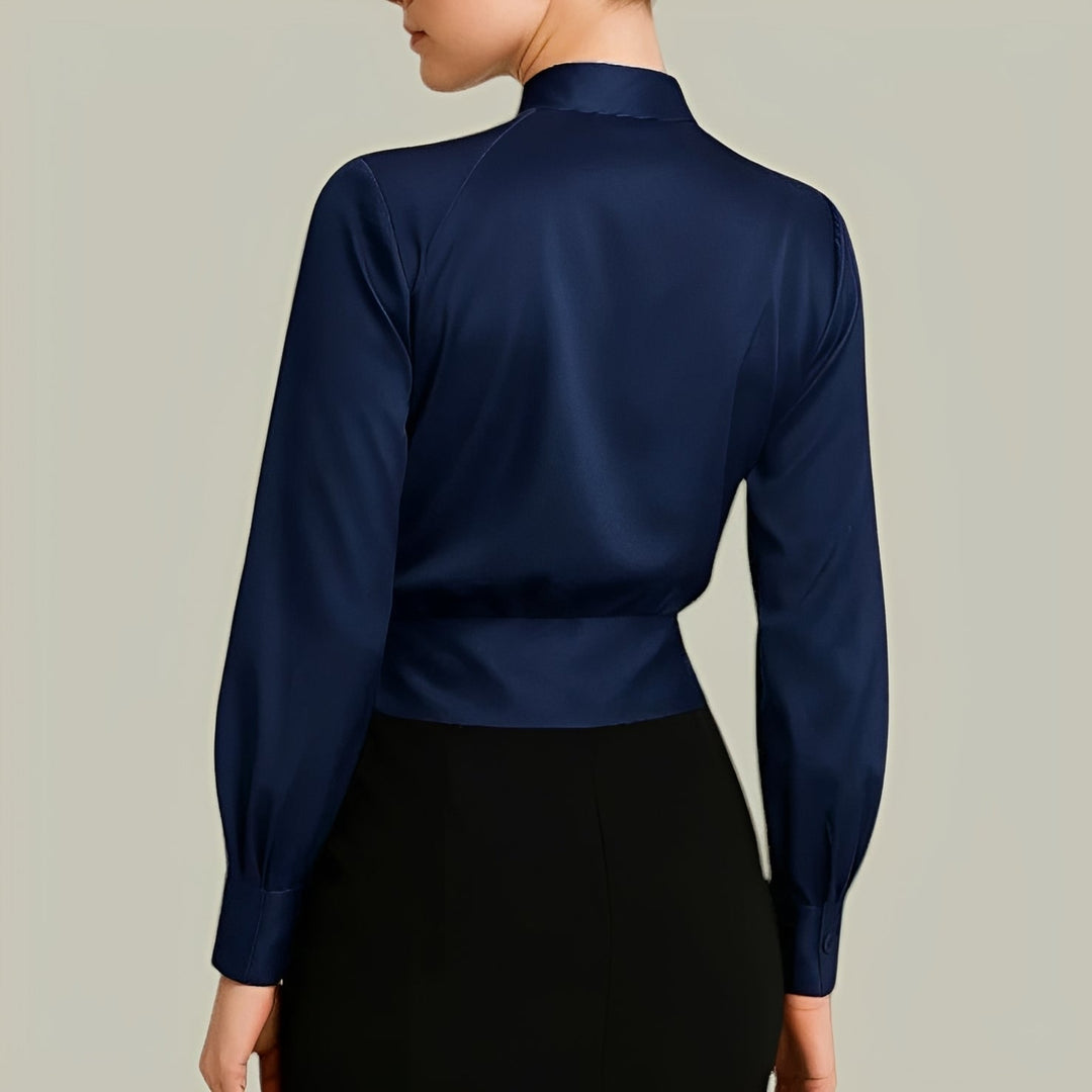 Blusa feminina versátil com transpasse e manga longa. Perfeita para look casual ou chic. Cores: branco e azul.