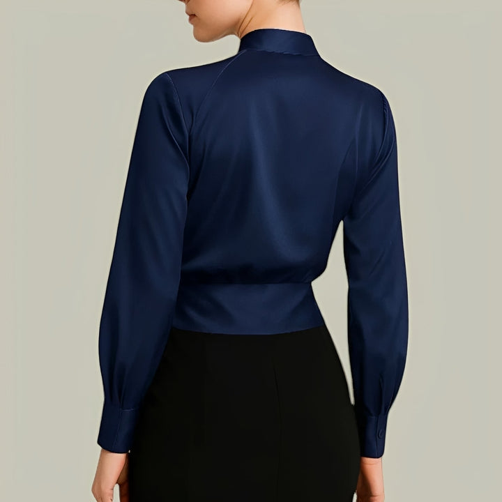Blusa feminina versátil com transpasse e manga longa. Perfeita para look casual ou chic. Cores: branco e azul.