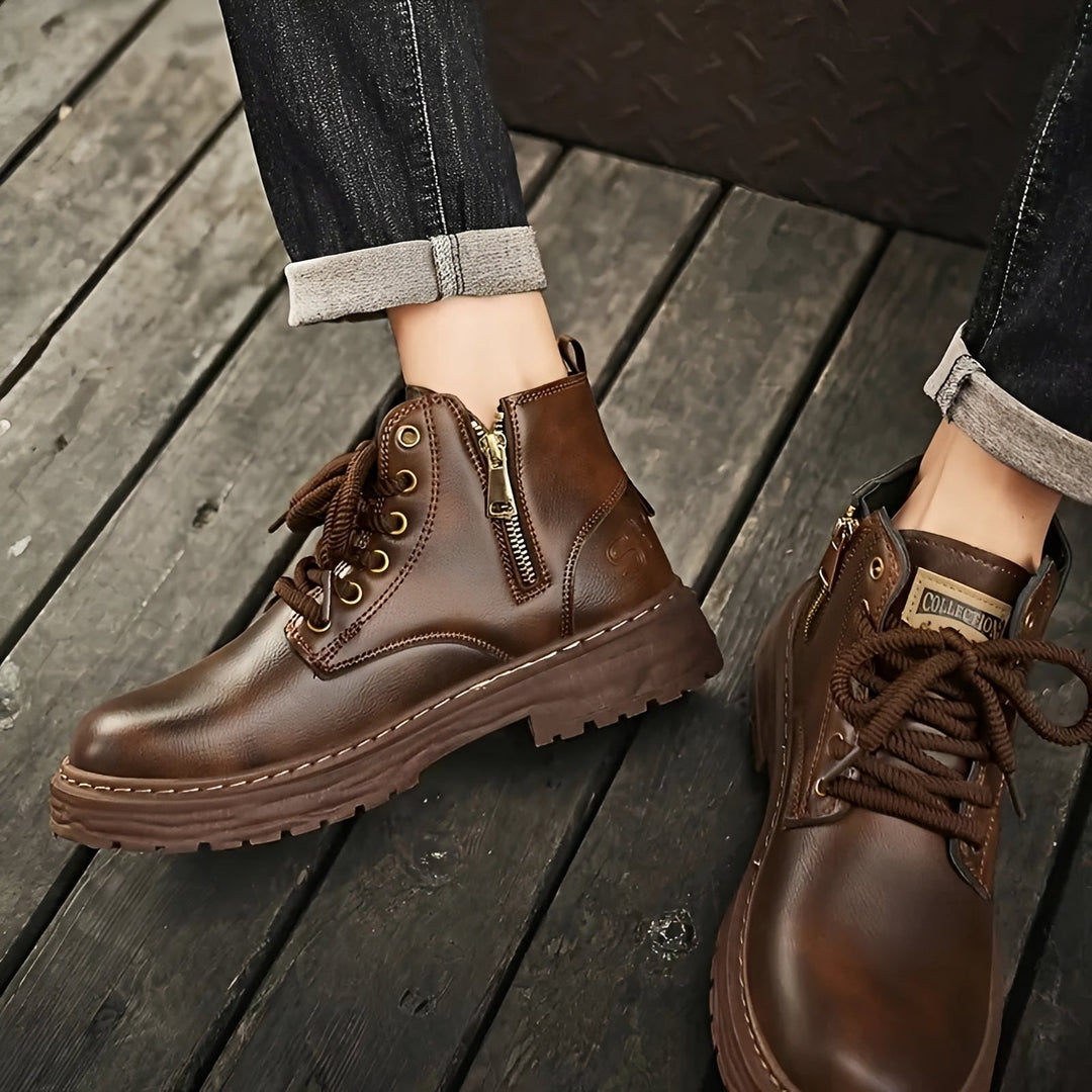 Botas masculinas retrô impermeáveis marrons, ideais para chuva, com conforto diário e estilo versátil.