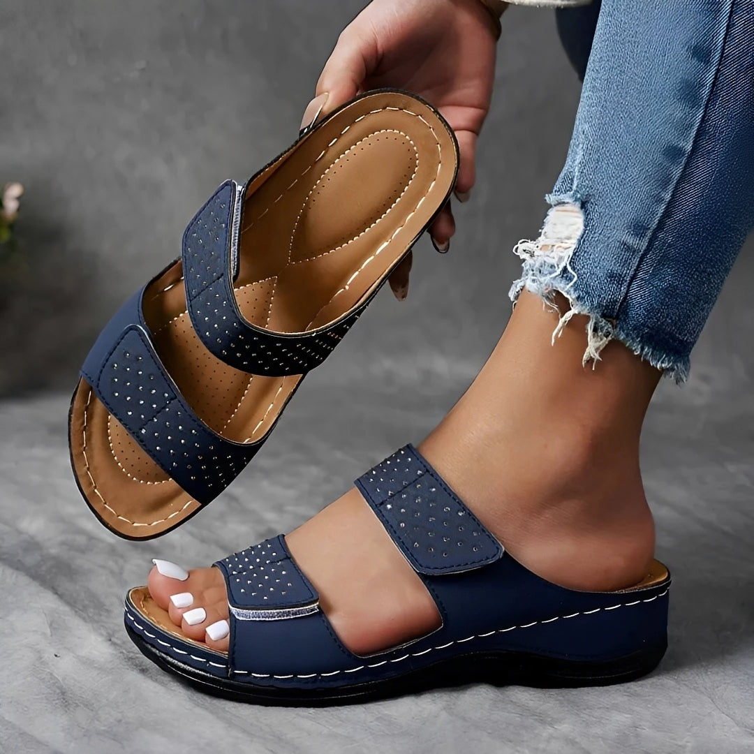 Sandália feminina vazada elegante, leve e confortável. Calçado de verão casual com estilo moderno.