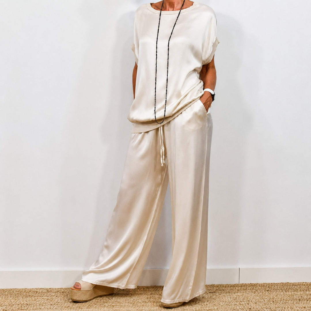 Conjunto feminino elegante de duas peças, estilo solto para verão. Perfeito para look coordenado e conforto na moda.