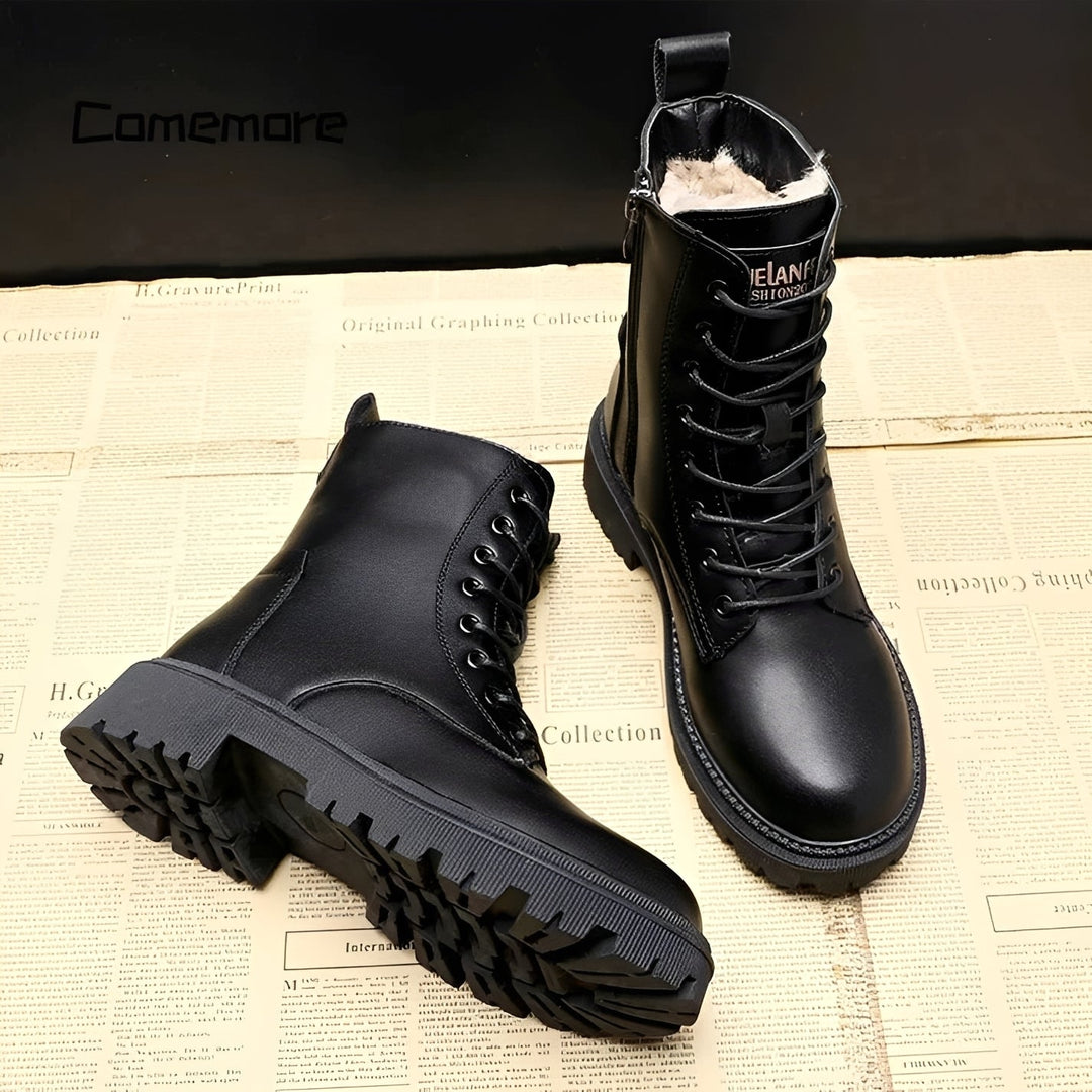 Calçado feminino de inverno: botas pretas quentes e antiderrapantes, ideais para moda e proteção contra o frio.