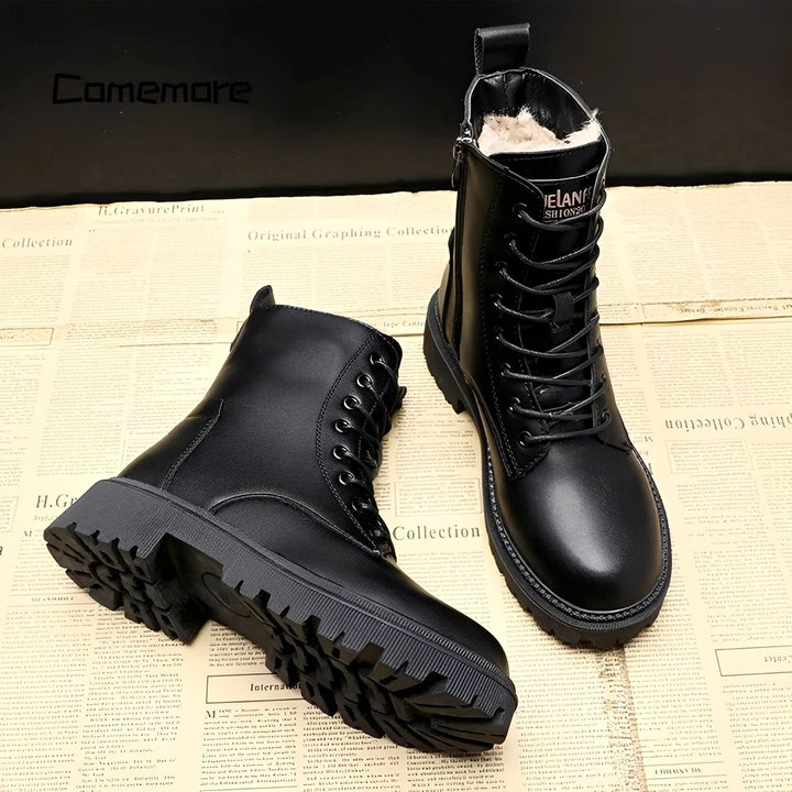 Calçado feminino de inverno: botas pretas quentes e antiderrapantes, ideais para moda e proteção contra o frio.