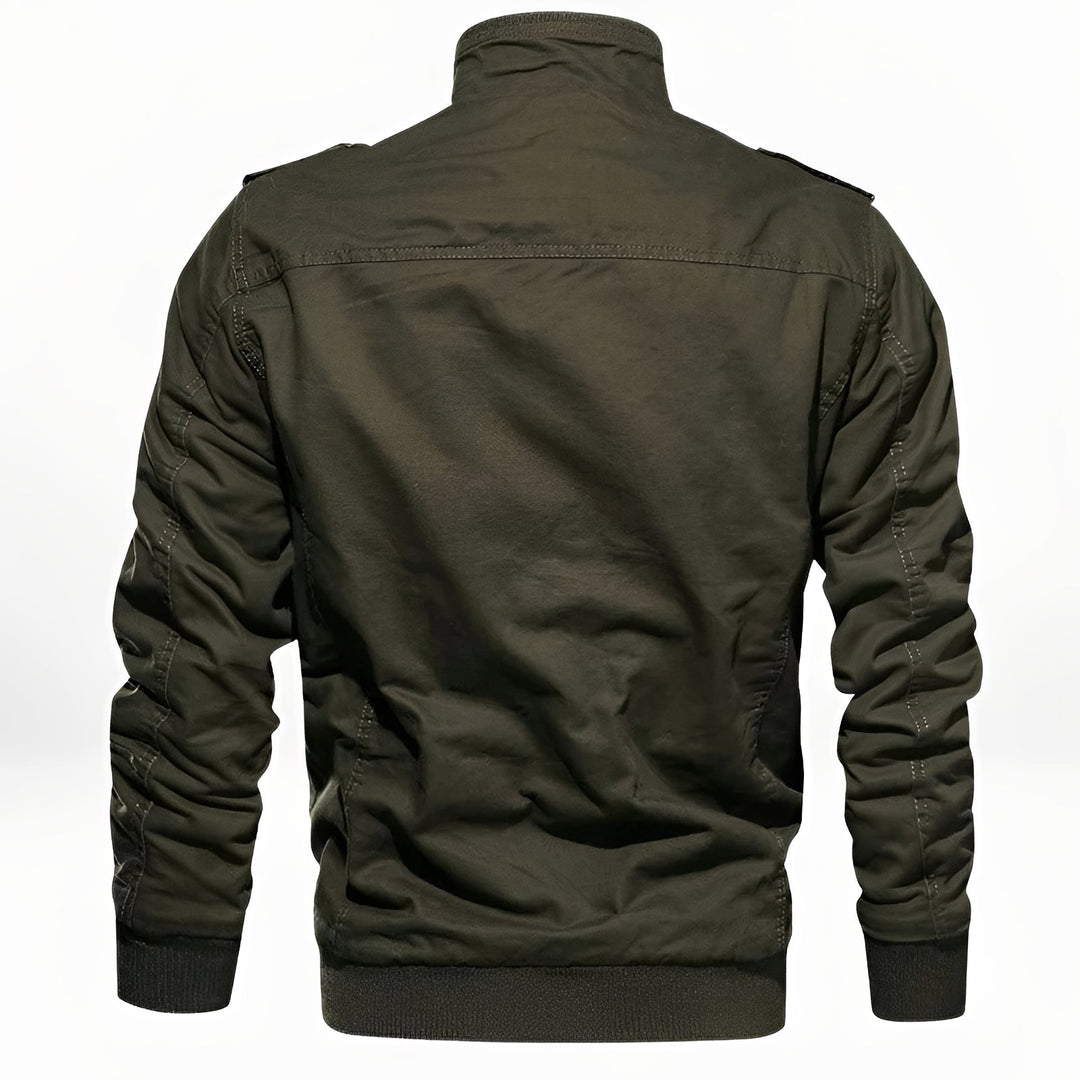 Roupa masculina de inverno, jaqueta preta acolchoada com bolsos frontais, perfeita para o frio e estilo.