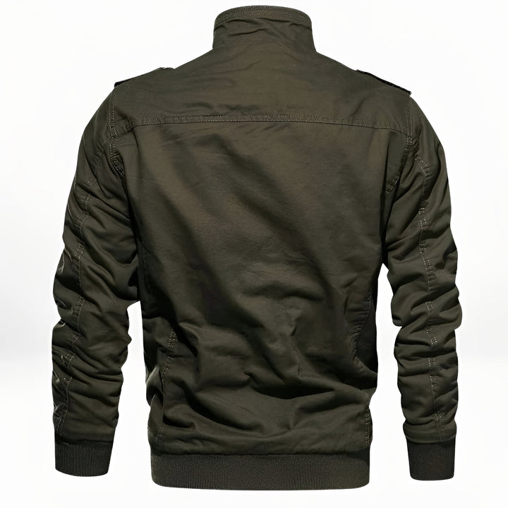 Roupa masculina de inverno, jaqueta preta acolchoada com bolsos frontais, perfeita para o frio e estilo.