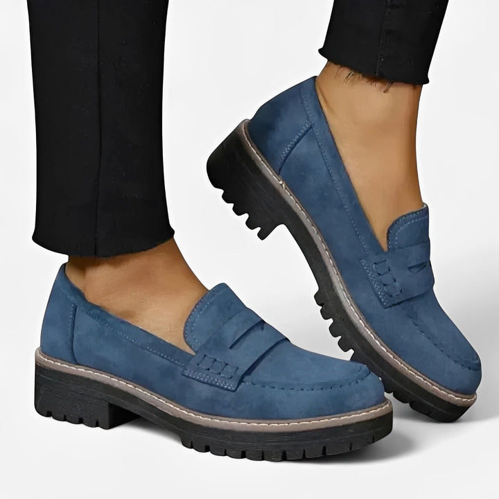 Mulher usando mocassins femininos Gwen, destacando o estilo casual, a versatilidade e o conforto para passeios.