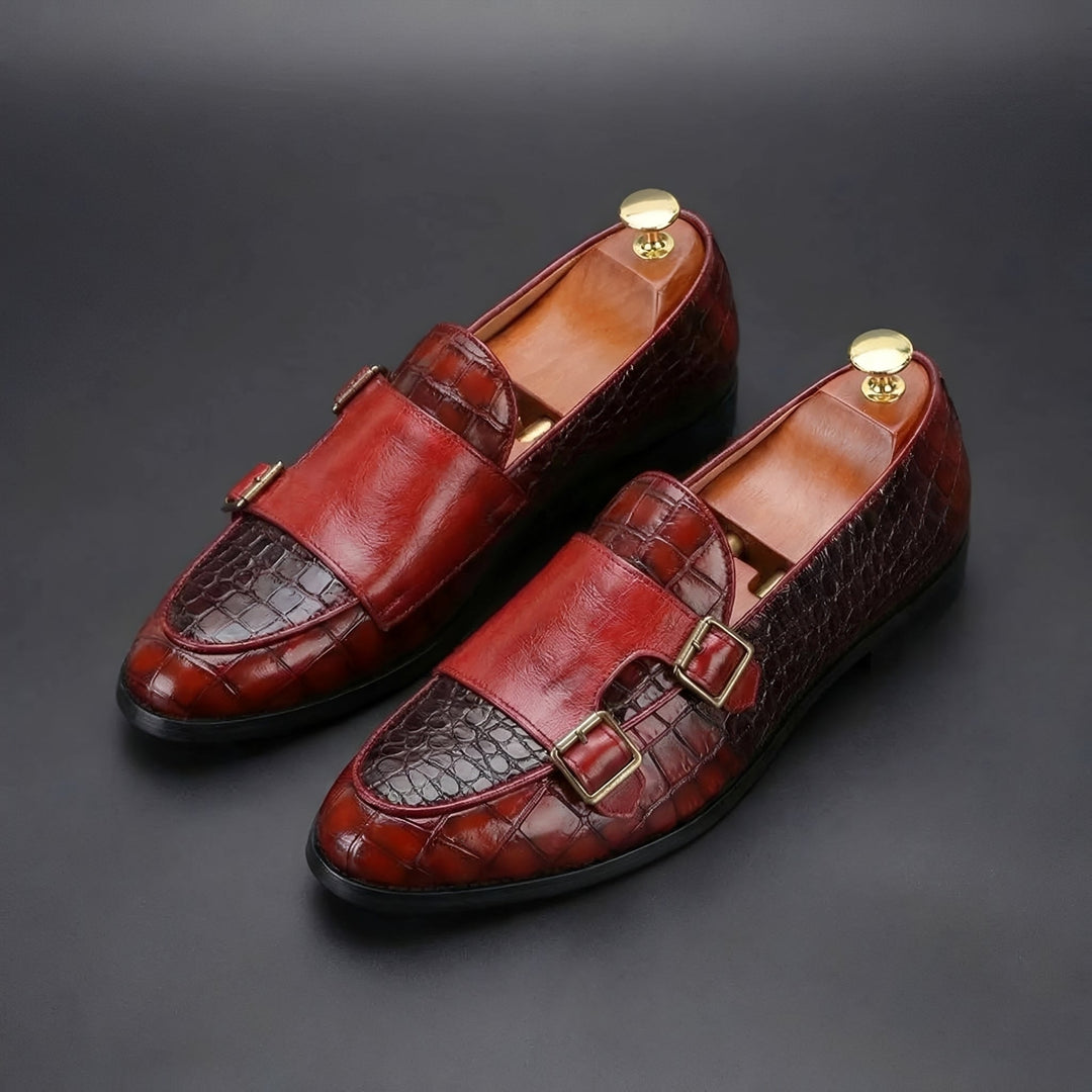 Mocassim masculino formal preto de encaixe, elegante e confortável para escritório e eventos sociais.