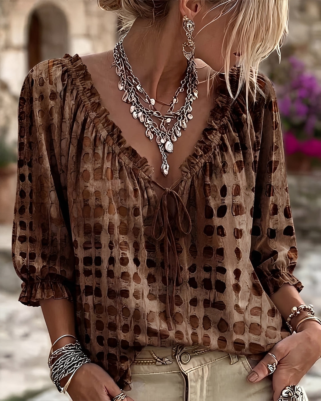 Blusa feminina de bolinhas com tecido leve e confortável. Top versátil casual para o verão e outono.