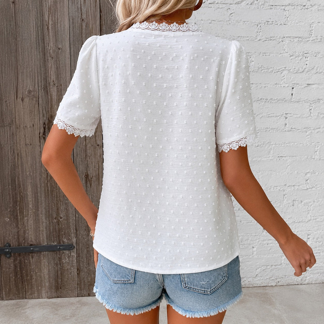 Look com blusa feminina solta branca, perfeita para conforto diário e estilo casual. Roupa de verão versátil e elegante.