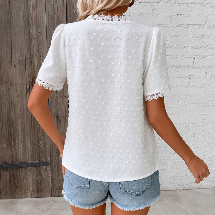 Look com blusa feminina solta branca, perfeita para conforto diário e estilo casual. Roupa de verão versátil e elegante.