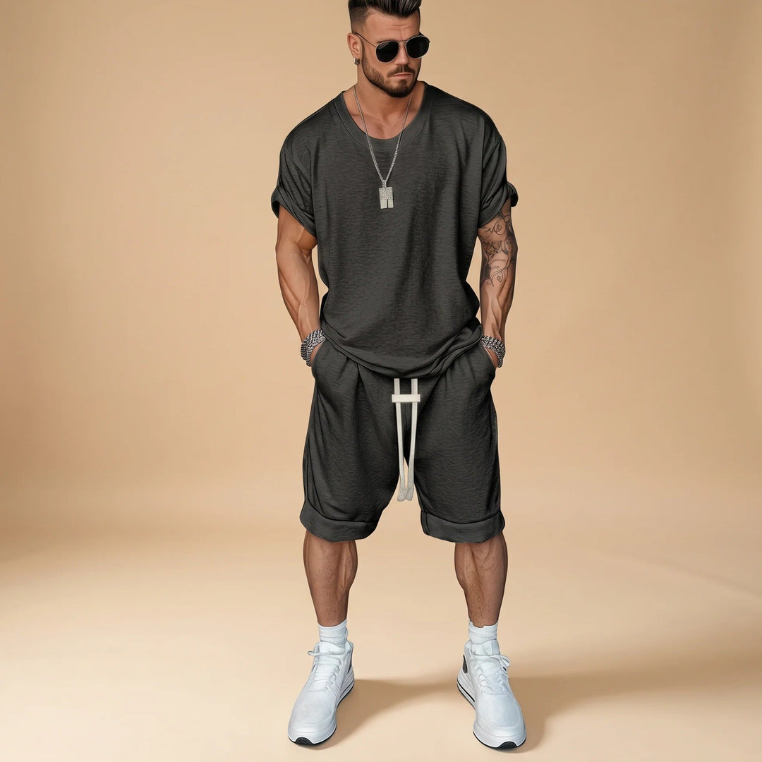 Roupa de verão masculina relaxada: camisa e shorts para um conjunto casual de verão. Perfeito para o calor e moda.