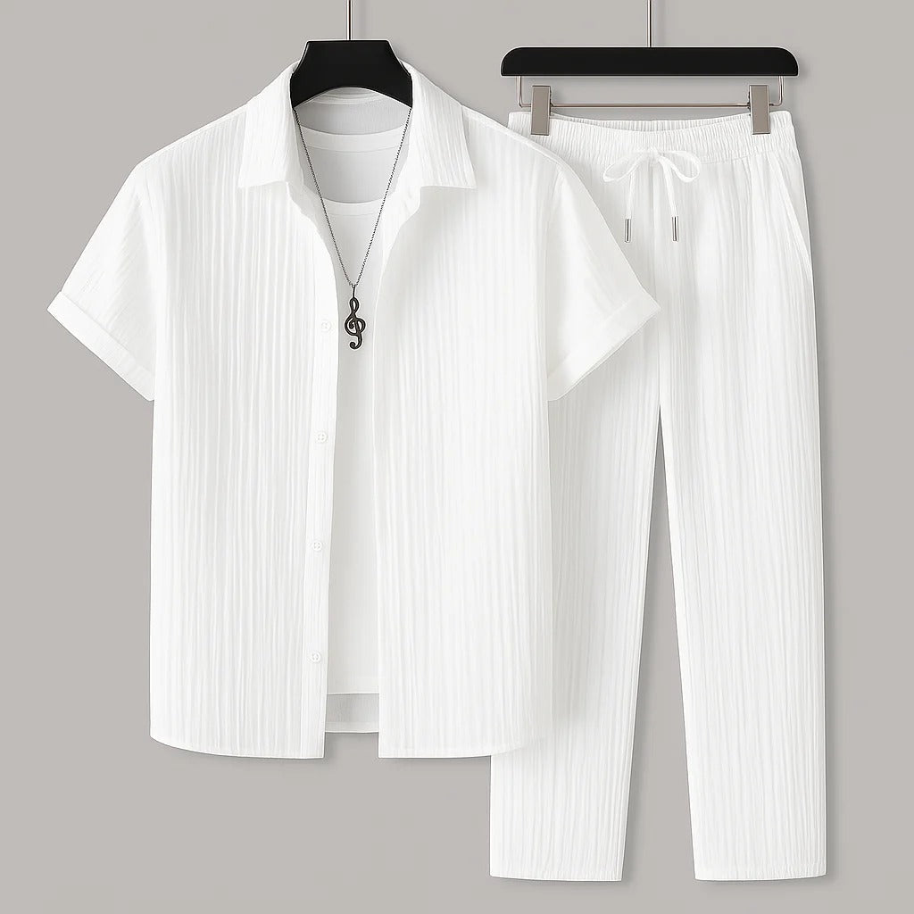 Conjunto masculino listrado casual para verão. Roupa de estilo descontraído e confortável, perfeita para viagens.