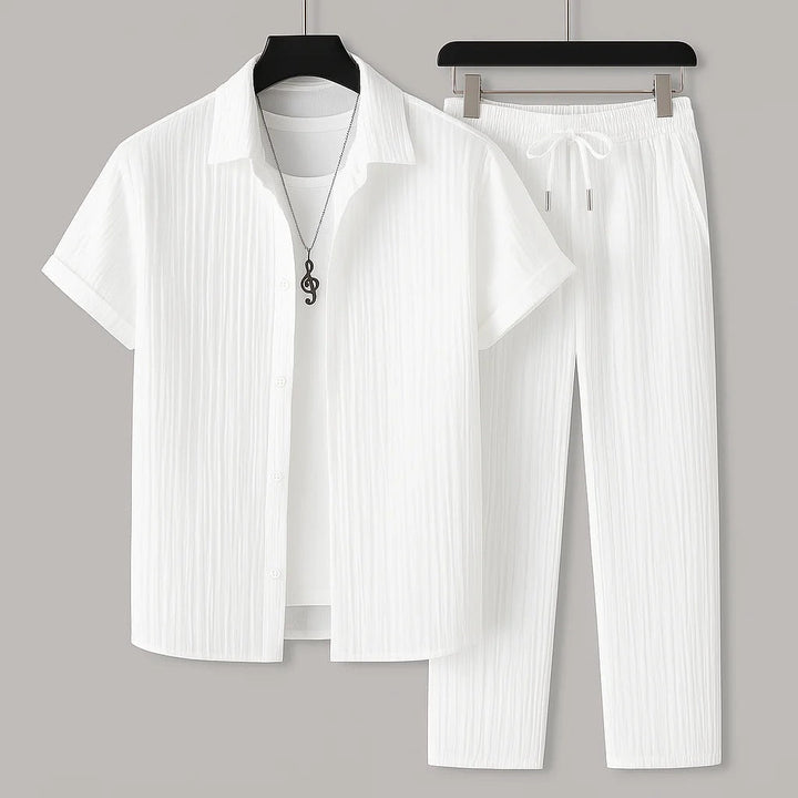 Conjunto masculino listrado casual para verão. Roupa de estilo descontraído e confortável, perfeita para viagens.