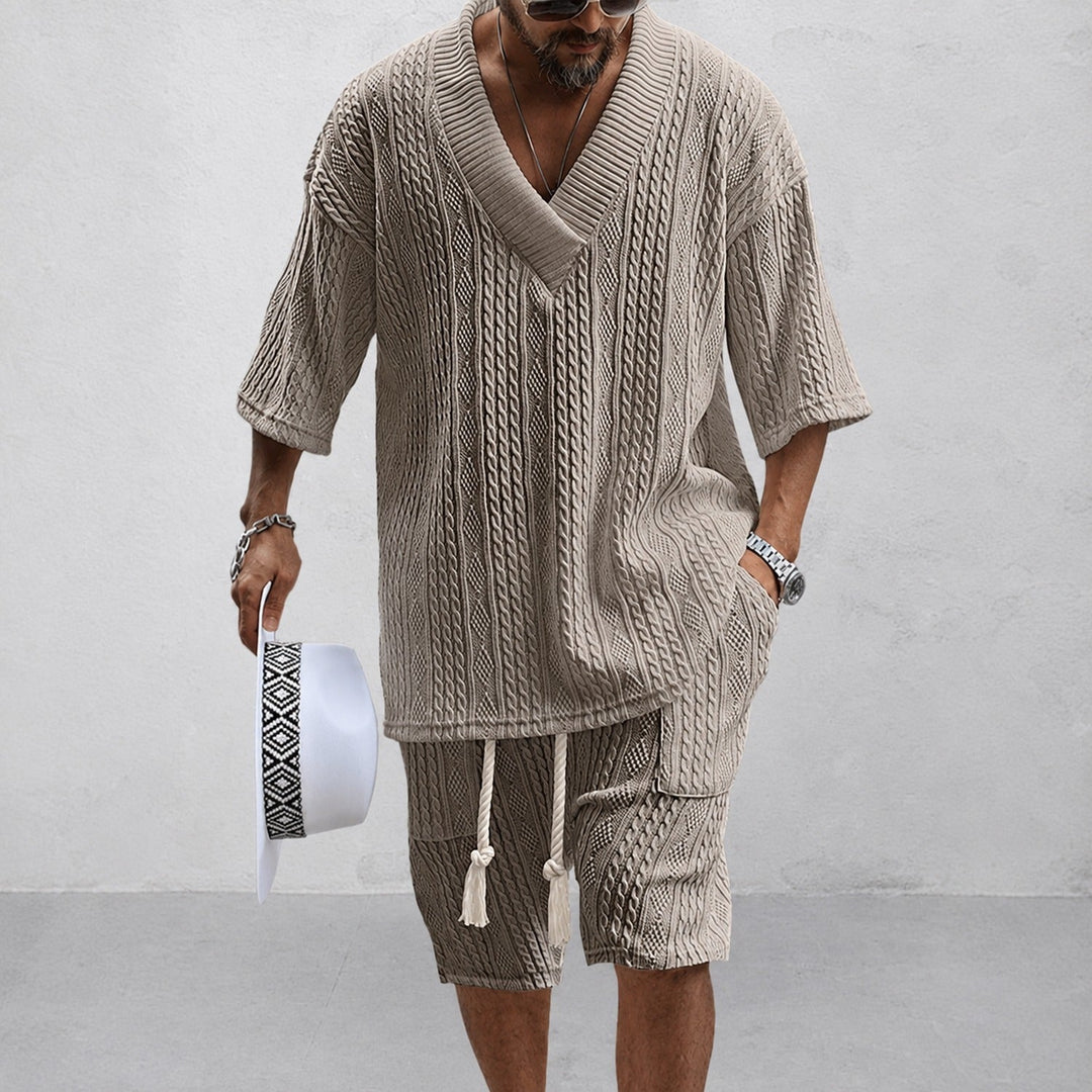 Conjunto masculino de verão com camisa solta e shorts leve, perfeito para praia ou passeio casual.