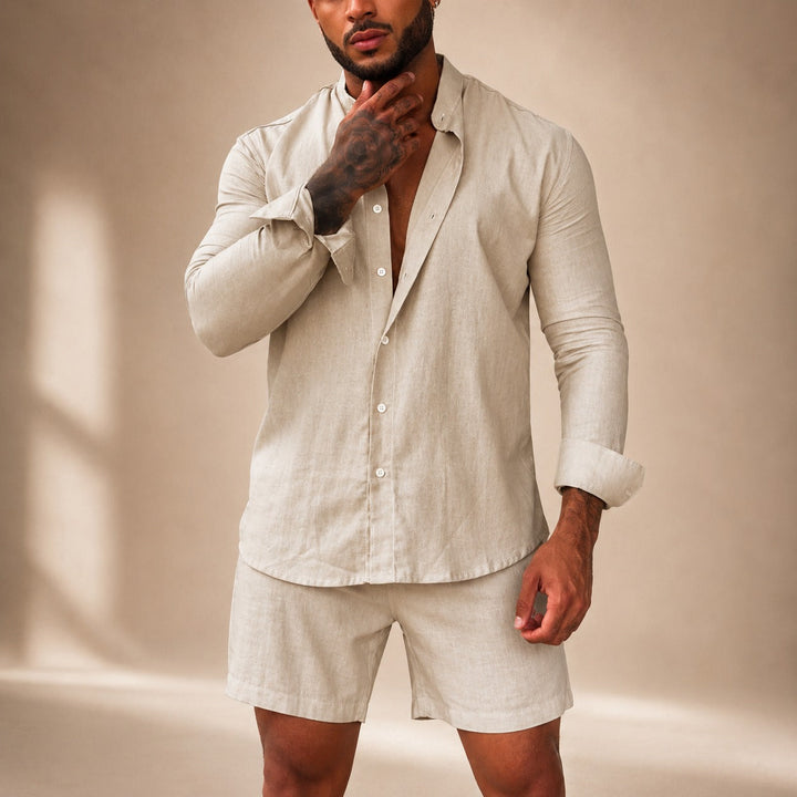 Conjunto masculino relaxado de camisa e shorts para verão, perfeito para estilo casual e roupa confortável.
