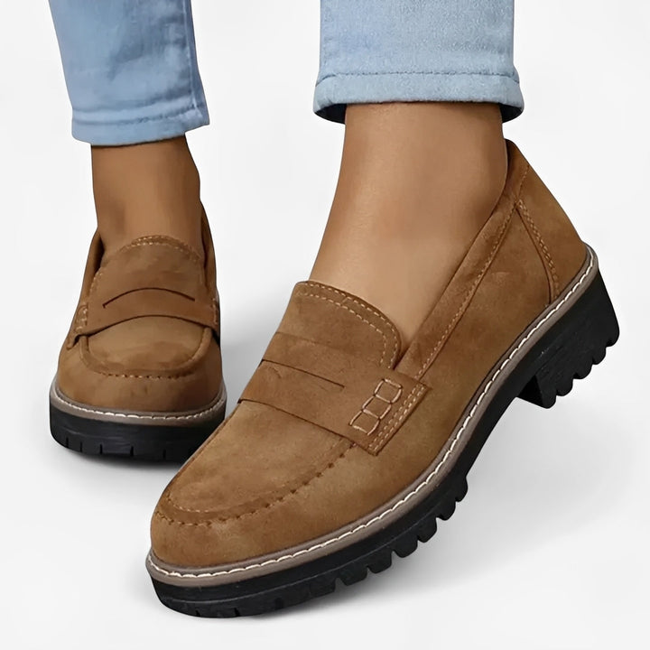 Par de mocassins Gwen casuais, sapatos femininos slip-on perfeitos para um look elegante e descontraído de verão.