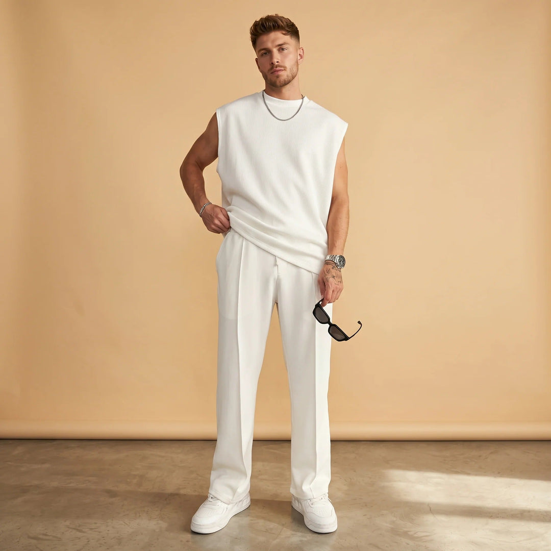 Conjunto masculino minimalista de regata e calças para verão, ideal para moda praia e viagens. Conforto e estilo casual.