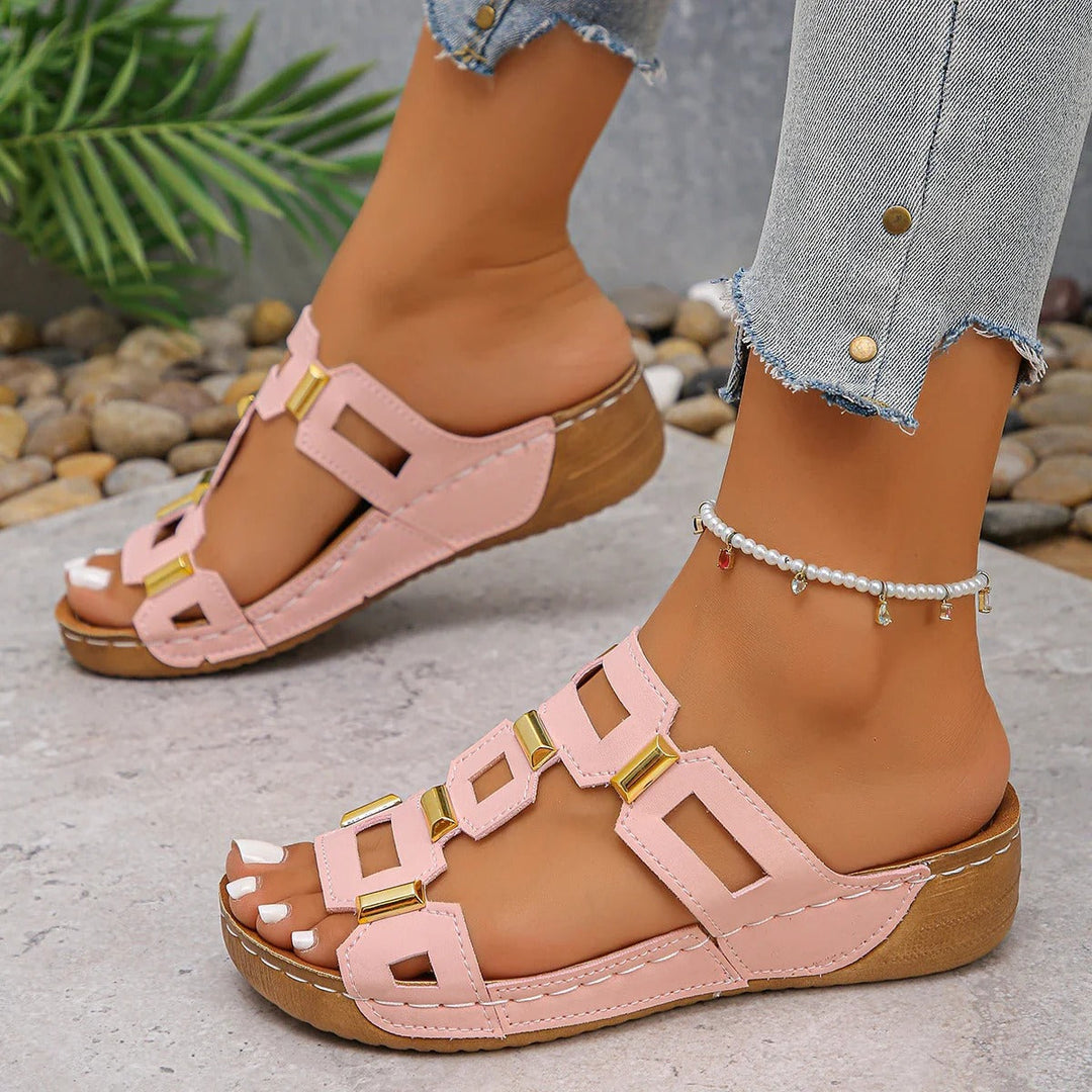 Sandálias Anabela femininas elegantes para o verão, oferecendo estilo e conforto casual.