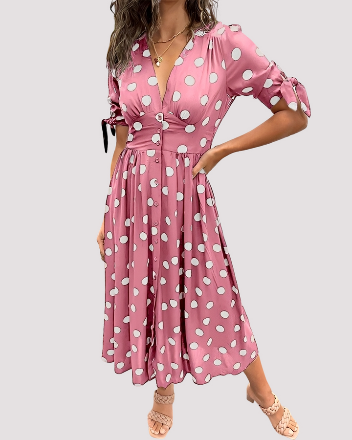 Vestido feminino de bolinhas poá, estilo atemporal e charmoso, perfeito para um look casual e confortável.