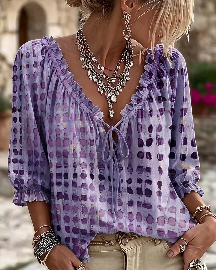 Blusa feminina de bolinhas, manga longa, para um look casual versátil. Peça confortável e elegante.