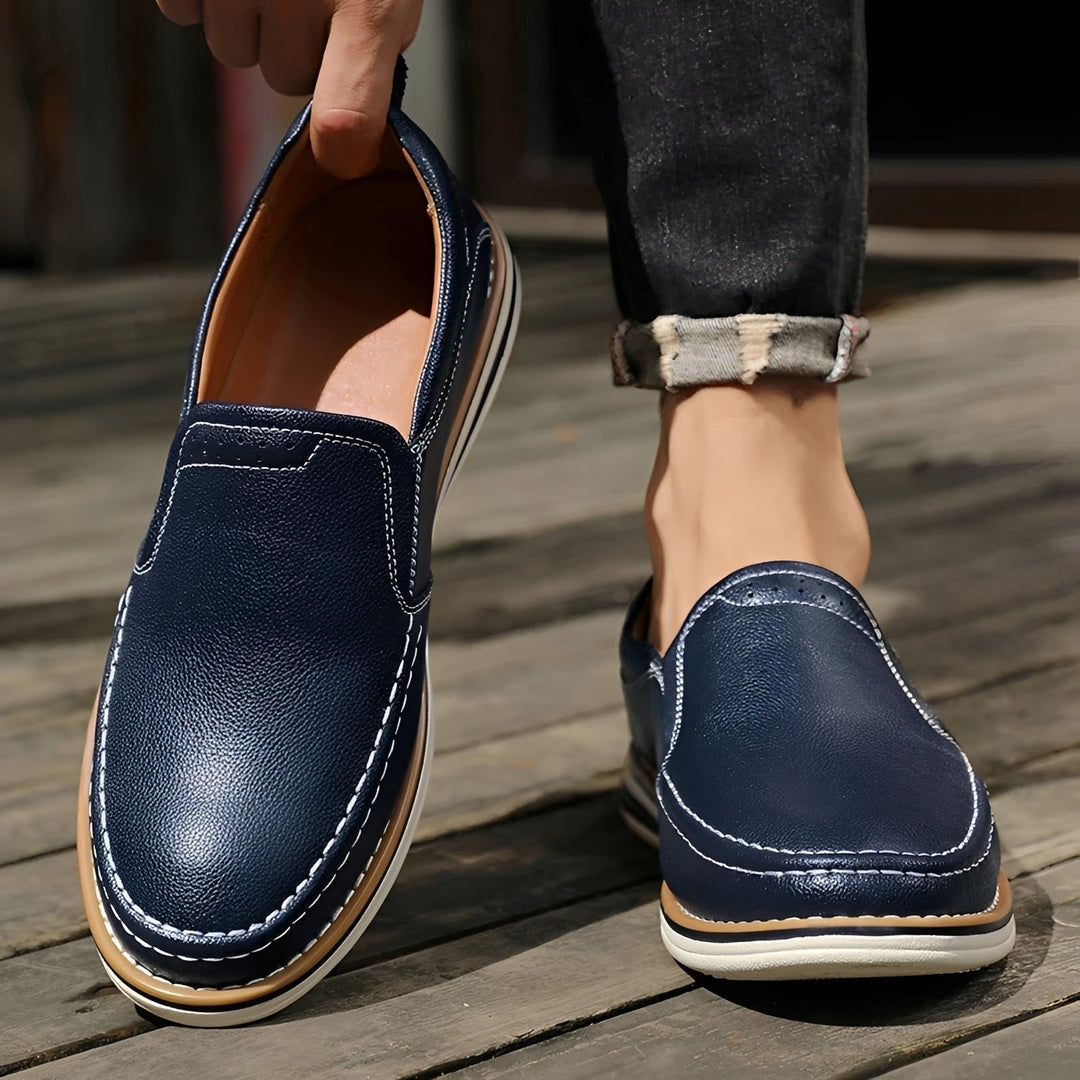 Sapatos masculinos casuais elegantes e confortáveis, ideais para o dia a dia com estilo versátil e moderno.