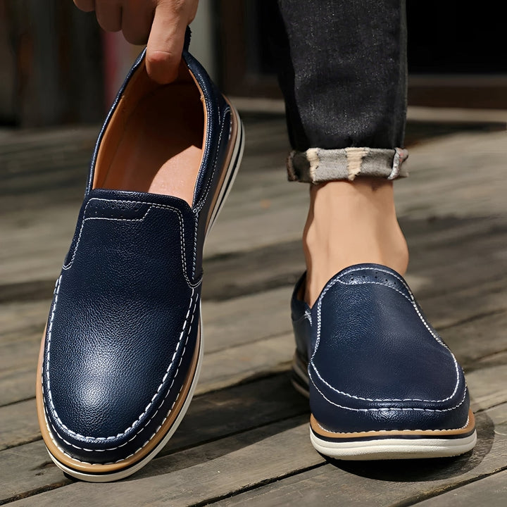 Sapatos masculinos casuais elegantes e confortáveis, ideais para o dia a dia com estilo versátil e moderno.