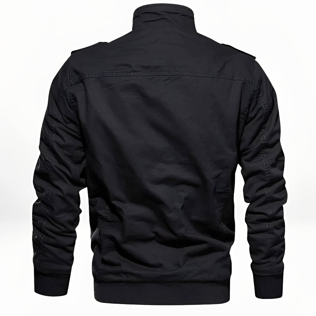 Agasalho masculino para inverno rigoroso, com design moderno e bolsos utilitários, na cor preta.