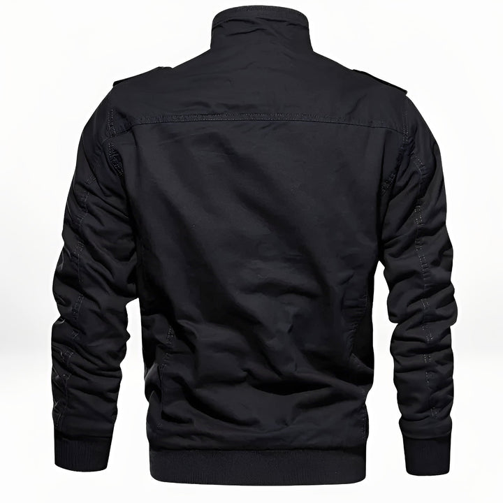 Agasalho masculino para inverno rigoroso, com design moderno e bolsos utilitários, na cor preta.