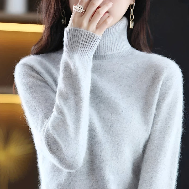 Pullover feminino gola alta em tricô, peça essencial para o inverno elegante e casual.