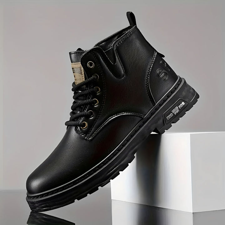 Botas masculinas impermeáveis marrons, calçado retrô para chuva, oferecendo conforto e estilo na moda masculina.