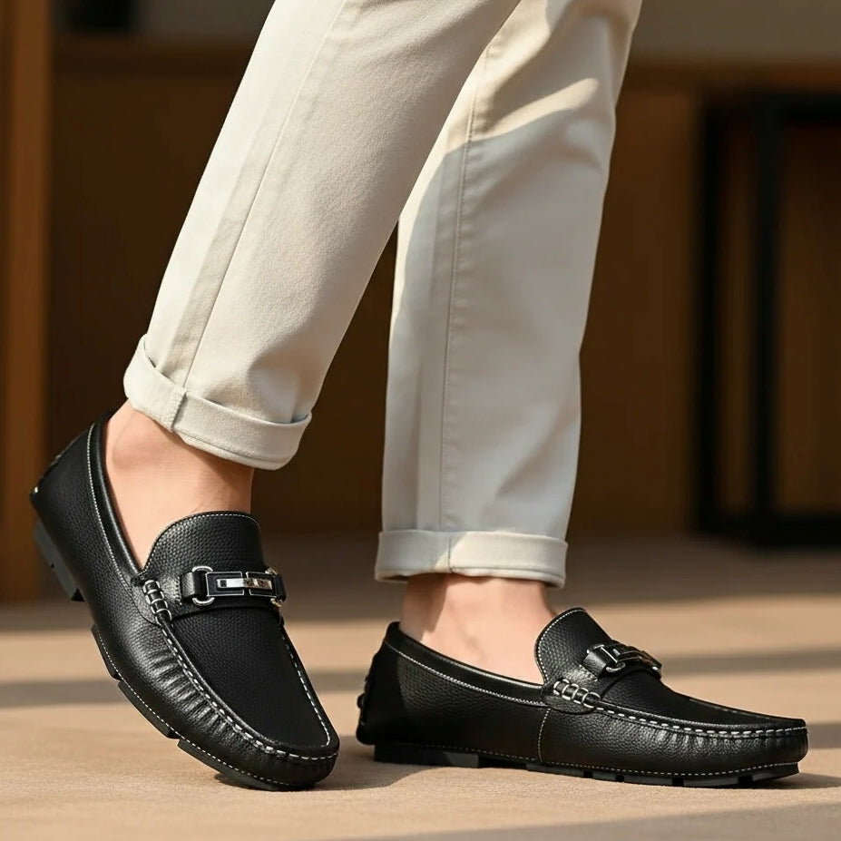 Tênis casuais masculinos pretos, super confortáveis para o dia a dia. Estilo descontraído e versátil, disponível em tamanhos grandes.
