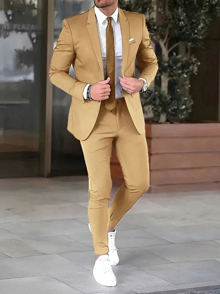 Terno masculino slim fit azul-marinho elegante, ideal para eventos formais e reuniões de negócios, corte moderno de alfaiataria.