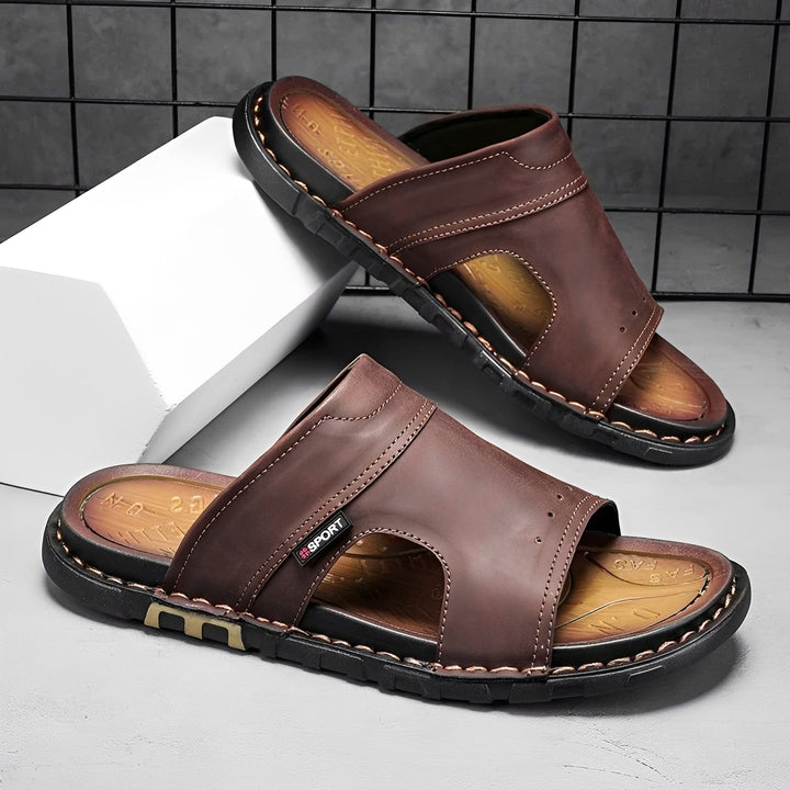 Sandálias masculinas casuais marrons para conforto diário. Perfeitas para o verão, passeios e pés frescos com estilo.