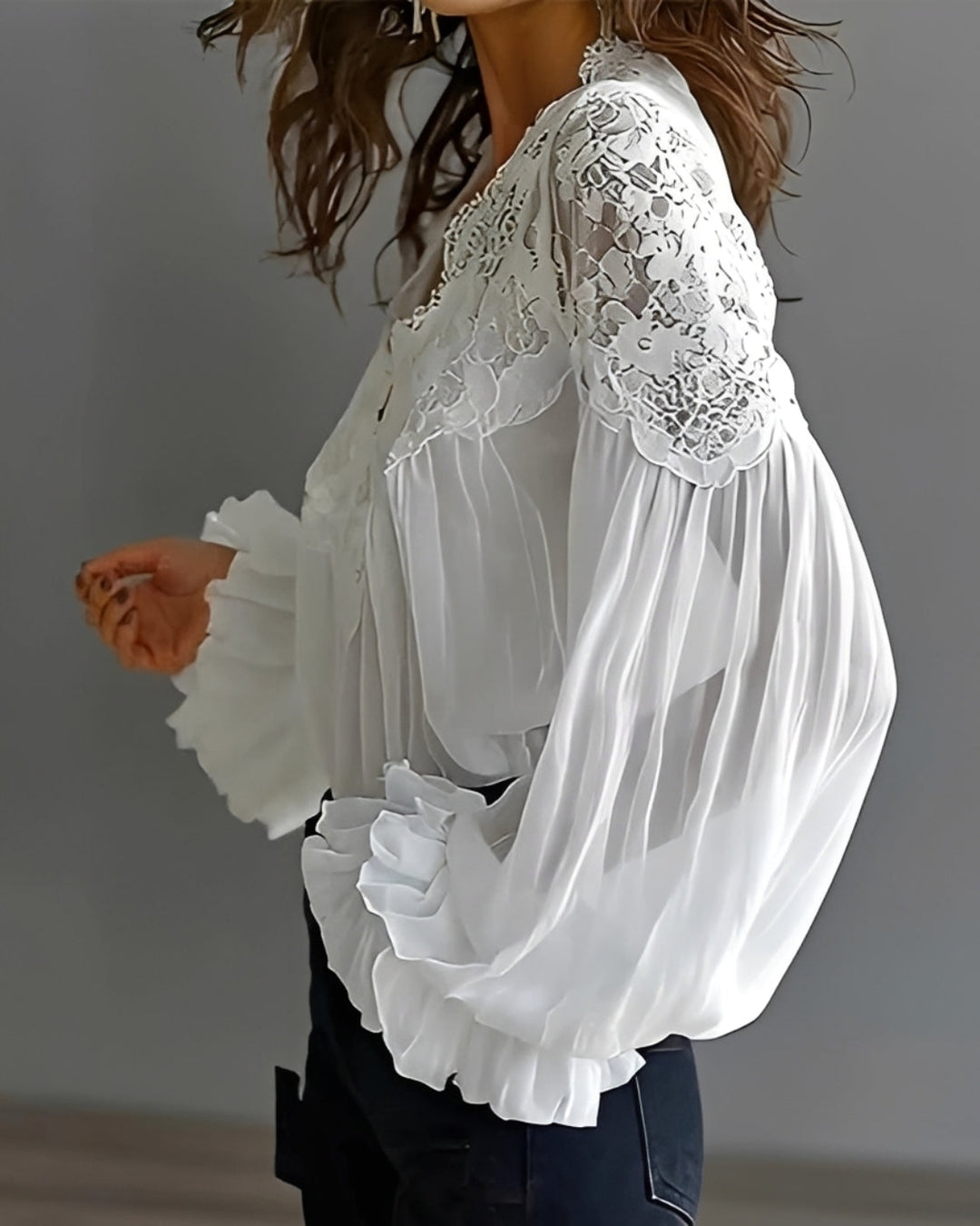 Top feminino versátil com decote V, perfeito para o verão. Blusa casual elegante em moda feminina, fácil de combinar.