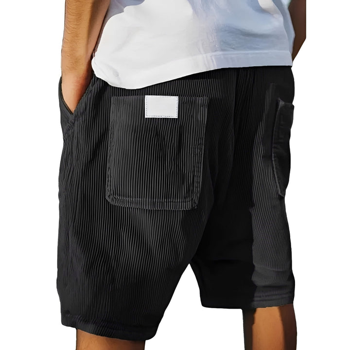 Homem vestindo shorts casuais canelados, ideal para o verão e lazer com estilo e conforto.