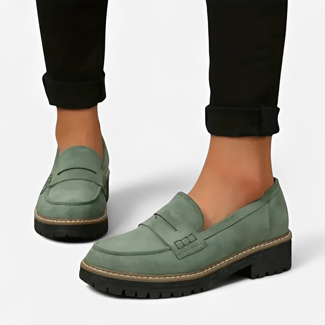 Detalhe dos mocassins femininos slip-on Gwen, realçando a textura macia e o design elegante para conforto diário.