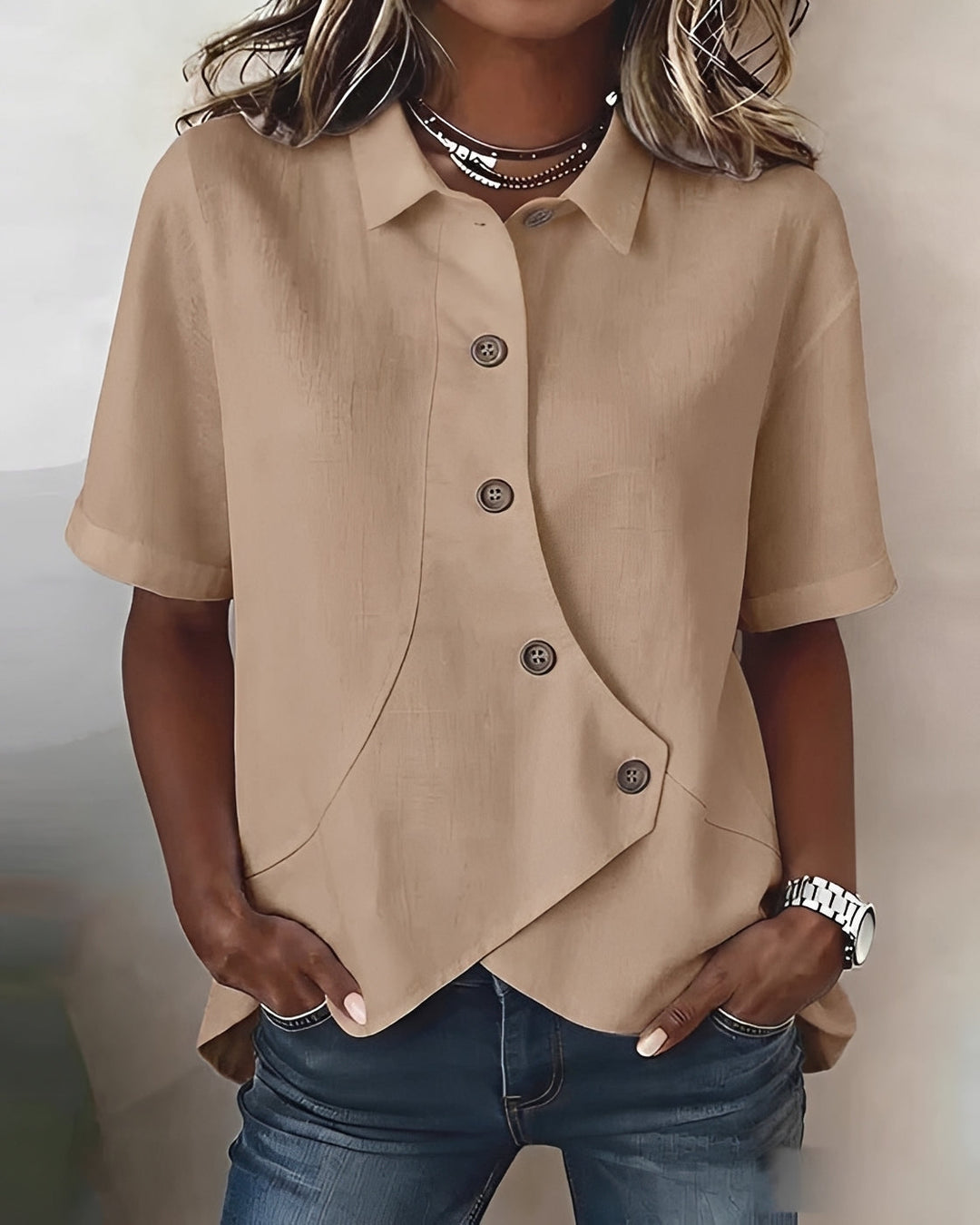 Blusa assimétrica feminina com botões, um toque de elegância moderna para seu guarda-roupa versátil.