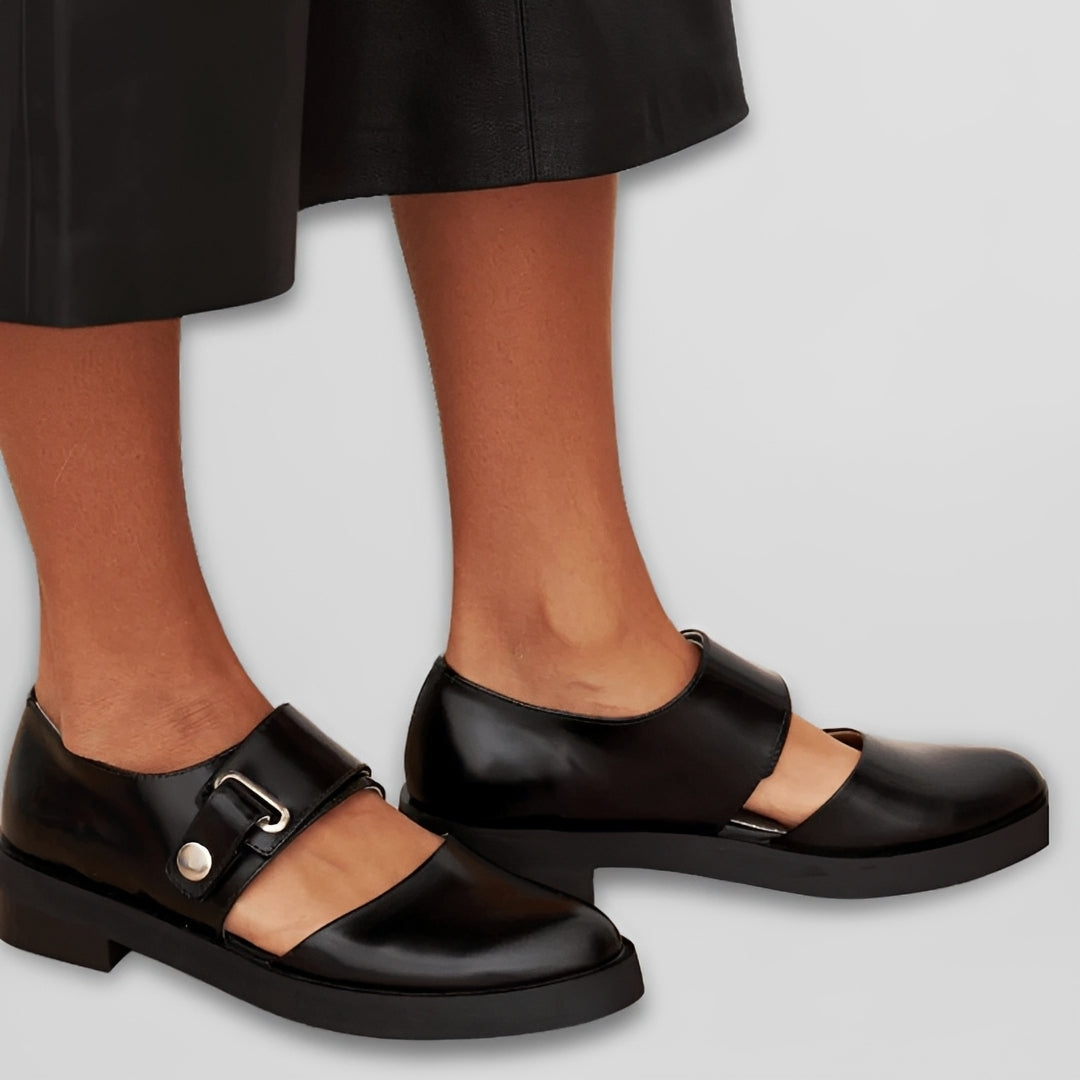 Sapatos femininos casuais de verão com tira e salto baixo, oferecendo estilo e conforto para o dia a dia.