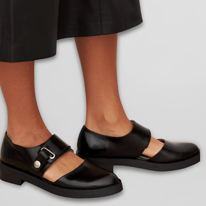 Sapatos femininos casuais de verão com tira e salto baixo, oferecendo estilo e conforto para o dia a dia.