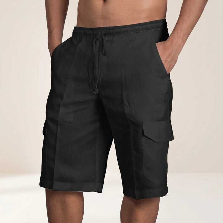 Bermuda masculina relaxada com bolsos, para vestuário casual e confortável. Ideal para viagens de verão.