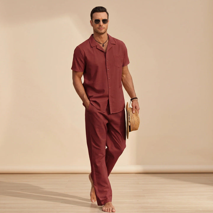 Roupa casual masculina de verão: conjunto relaxado de camisa e calça, ideal para férias e atividades.