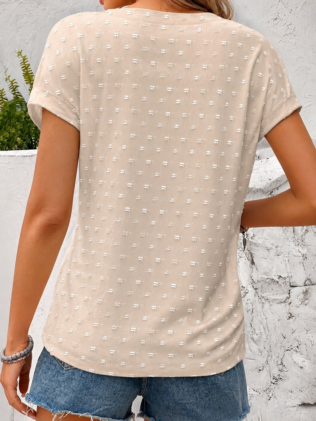 Top feminino azul casual com ombro caído. Blusa de verão elegante para um estilo confortável e moderno.