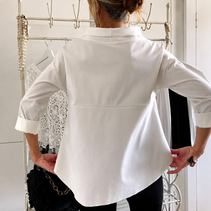 Modelo veste blusa feminina elegante de gola alta, combinando moda e conforto. Peça versátil para diferentes estilos.