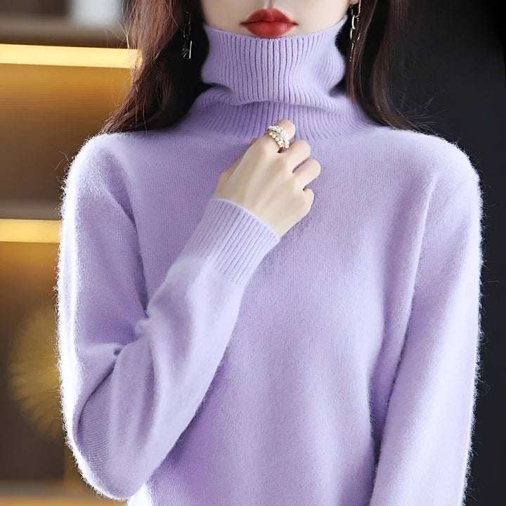 Suéter feminino elegante para o inverno, com gola alta que oferece conforto e aquecimento.