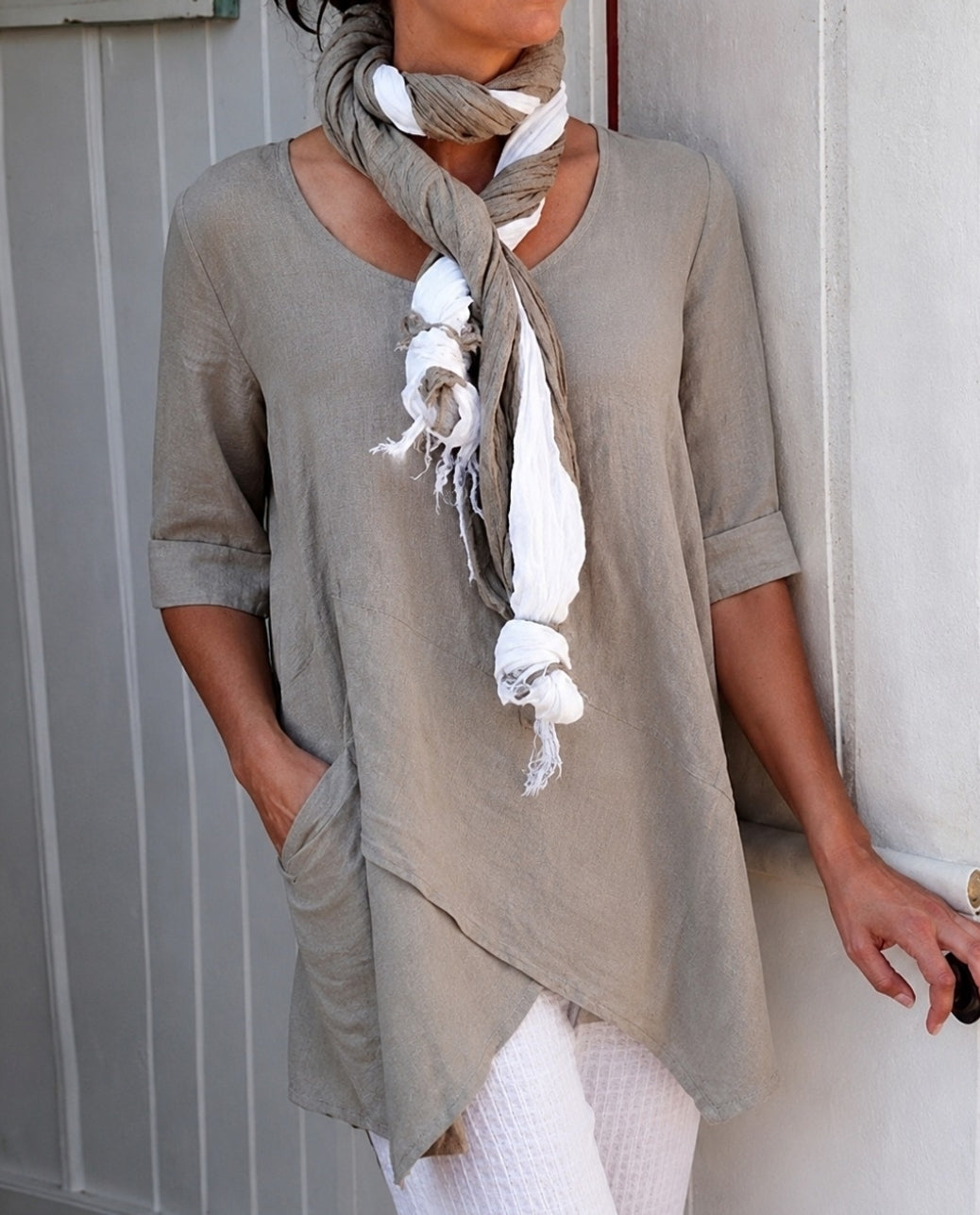 Top casual feminino com caimento solto. Peça confortável e versátil para o dia a dia, um must-have da moda feminina.