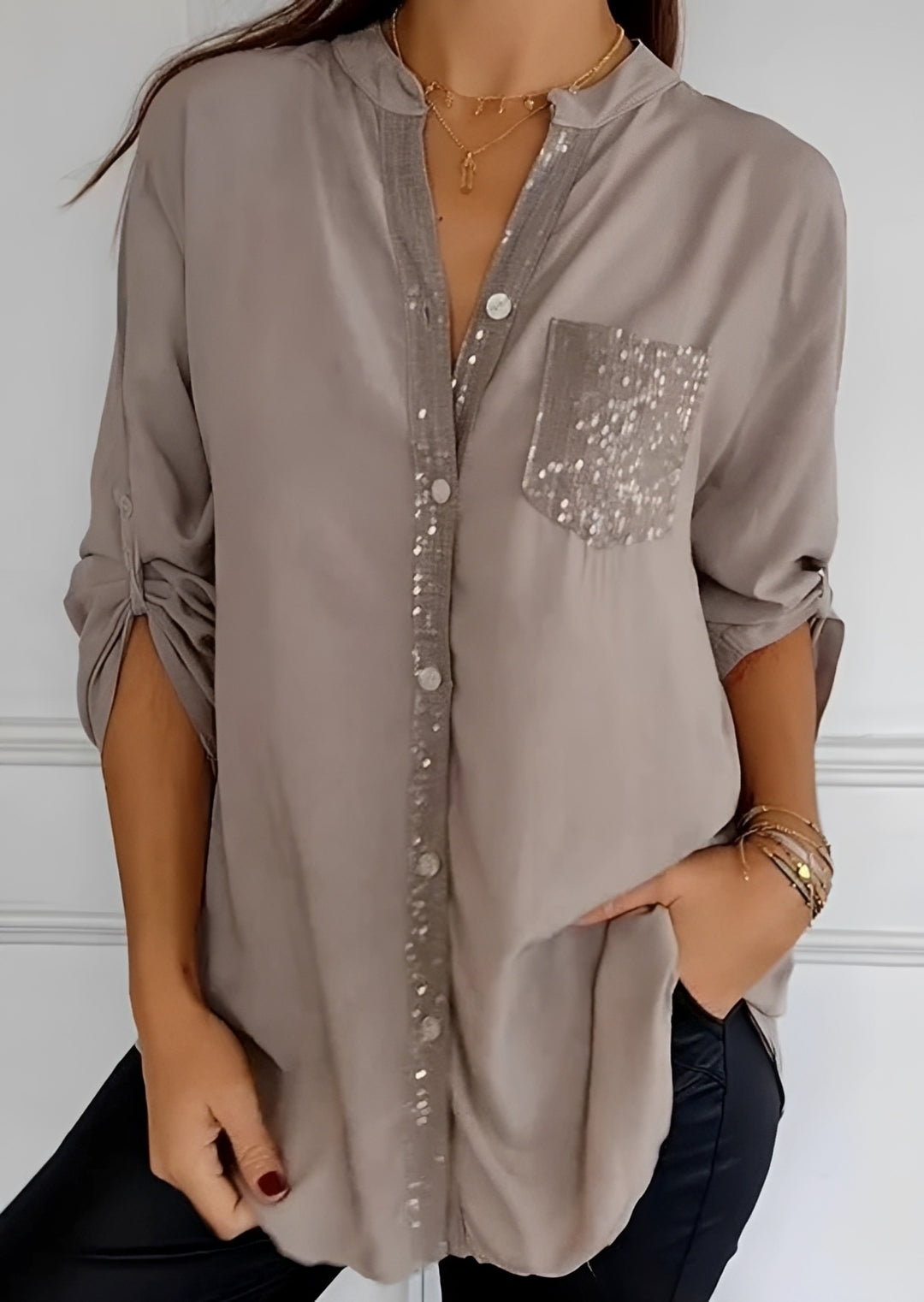 Top feminino elegante com lantejoulas para ocasiões especiais de verão. Peça de roupa feminina com brilho e estilo.